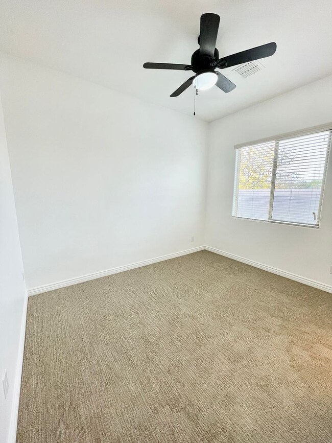 Building Photo - Gorgeous 3 Bed/2.5 Bath + Den Home In Chandler! Gated Community & Upgrades Throughout Home!