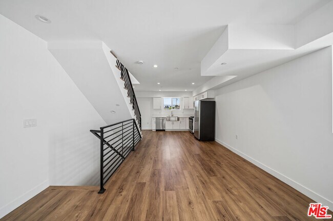Building Photo - 6334 1/2-6332 Beck Ave