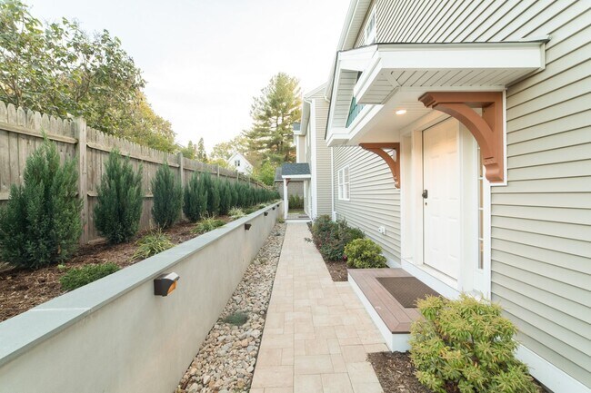 Building Photo - Luxury 3-Bed/1.5 Bath East Rock Condo Avai...