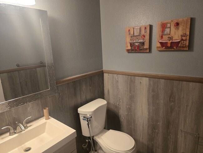 Building Photo - Beautiful Townhome for Rent