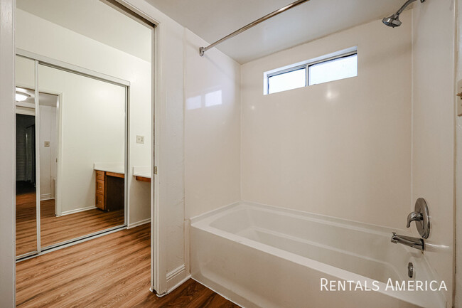 Building Photo - 4824 N Woodmere Fairway