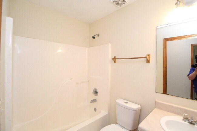 Building Photo - Coastal Living in Gulf Breeze! Spacious 2BR/2BA Duplex with Tile Floors, Laundry Room & Dishwashe...