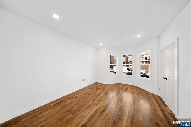 Building Photo - 319 William St