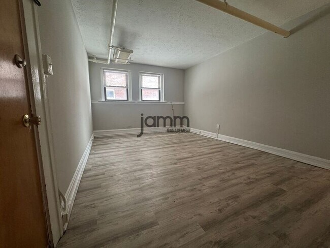 Building Photo - 2773 Hampshire-Unit 3