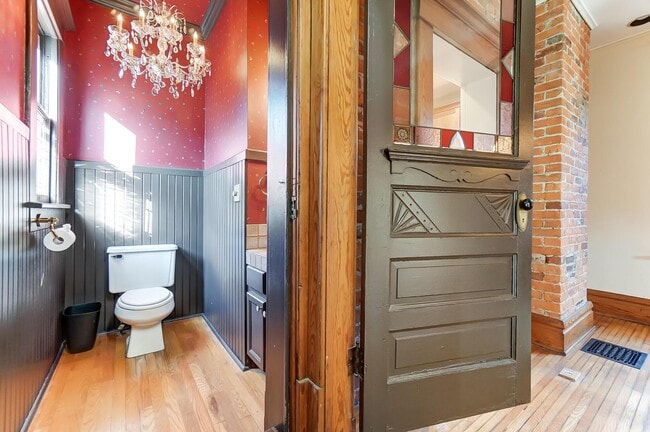 Building Photo - 557 S Grant Ave