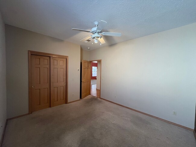 Building Photo - Southwestern 3 Bedroom 2 Bathroom Home In ...