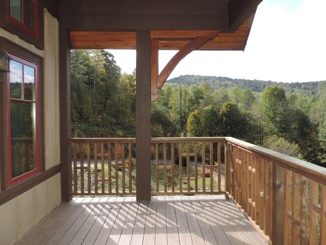 Building Photo - Luxury furnished 3/2.5 Condo at Lodges at Winklers Creek