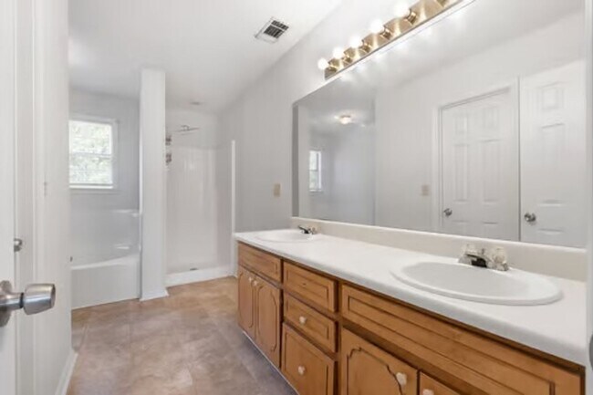 Building Photo - Two story home in Hampton