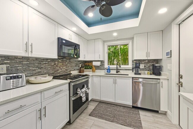 Building Photo - Naples Park PET FRIENDLY POOL HOME - 3BDRM. 2 BATHS