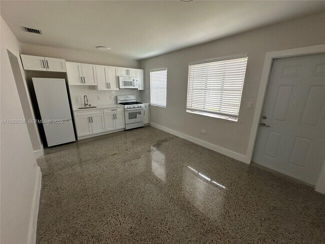 Building Photo - 211 SW 18th Ave