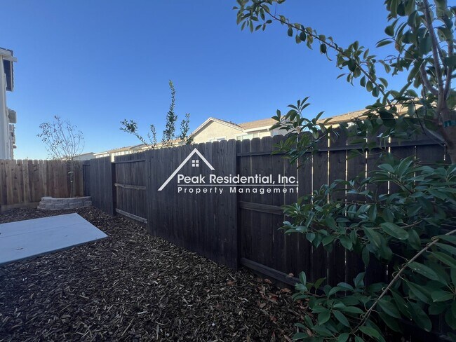 Building Photo - Updated Lincoln 4bd/2.5ba House With 2 Car...