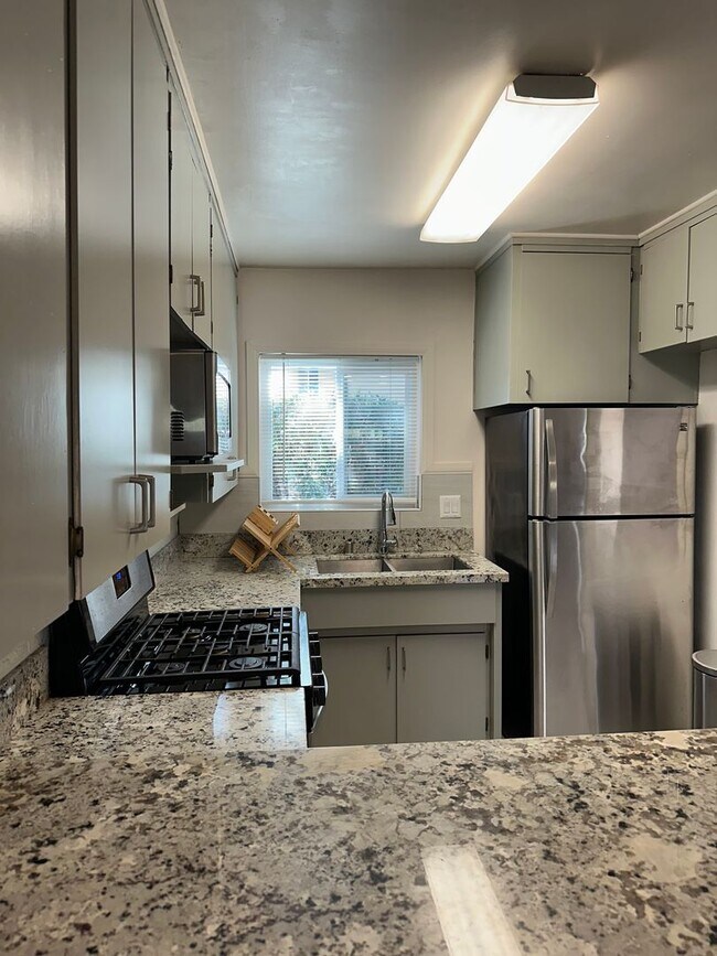 Building Photo - 2 Bedroom Condo - La Mesa