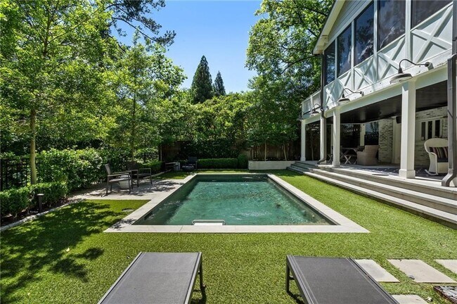 Building Photo - 663 Yorkshire Rd NE