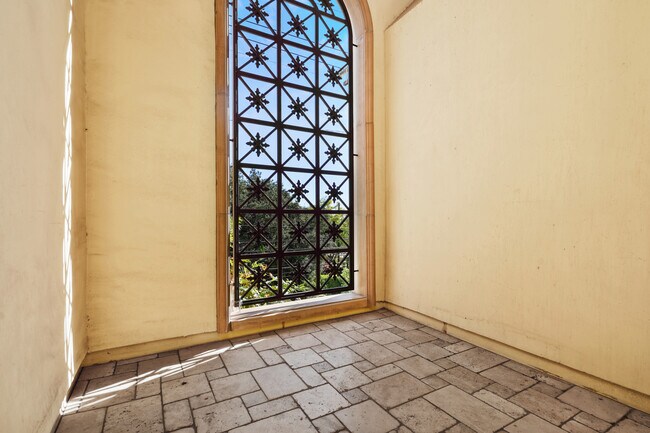 Building Photo - 985 N Michillinda Ave