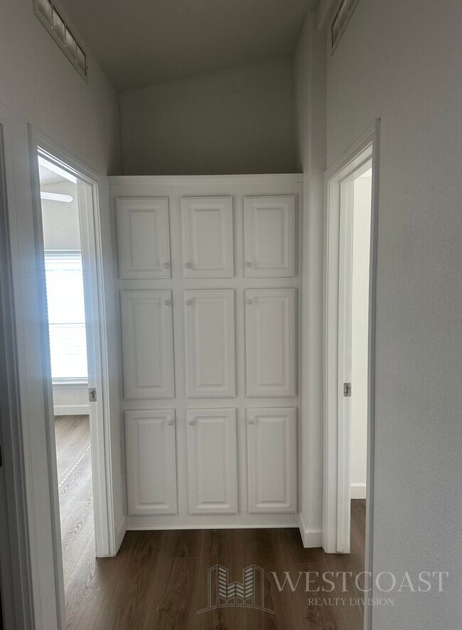 Building Photo - 41644 Valencia Way