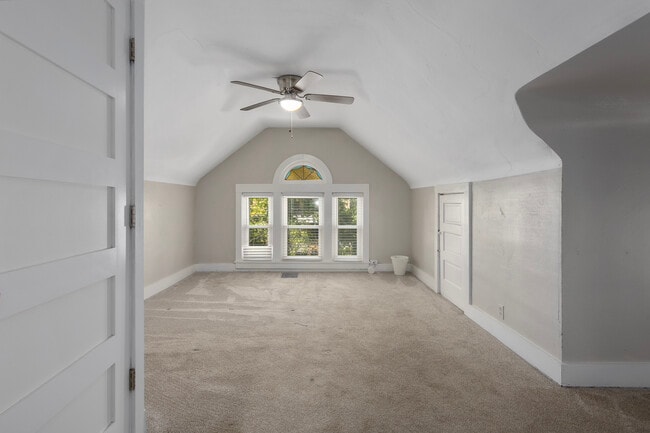 Building Photo - 915 E 29th St