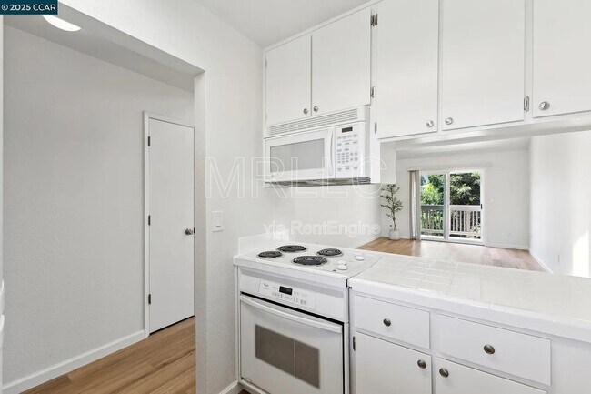 Building Photo - 3847 Vineyard Ave