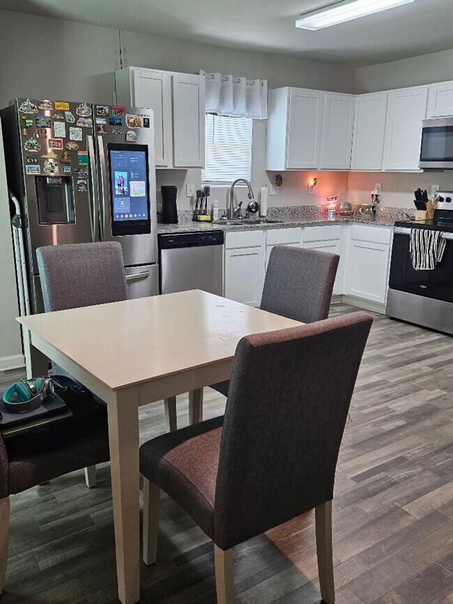 Building Photo - 3 Bedroom, 2.5 Bath two story home in High...