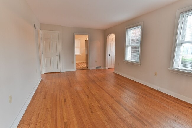 Building Photo - Quaint Single-Family Home on Sunnyside Ave