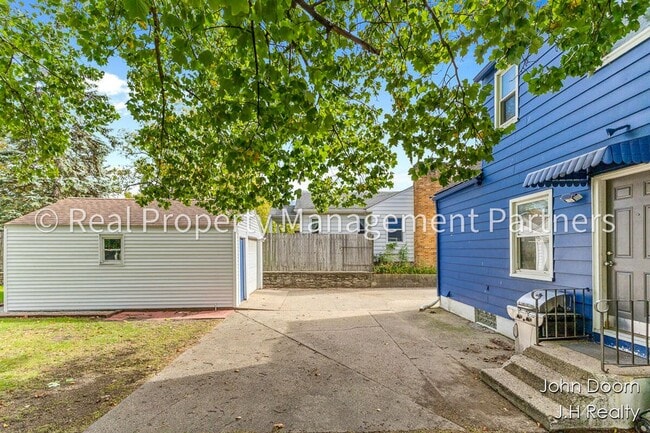 Building Photo - Spacious 3-Bedroom Home in Alger Heights – Modern Kitchen, Private Yard & Garage