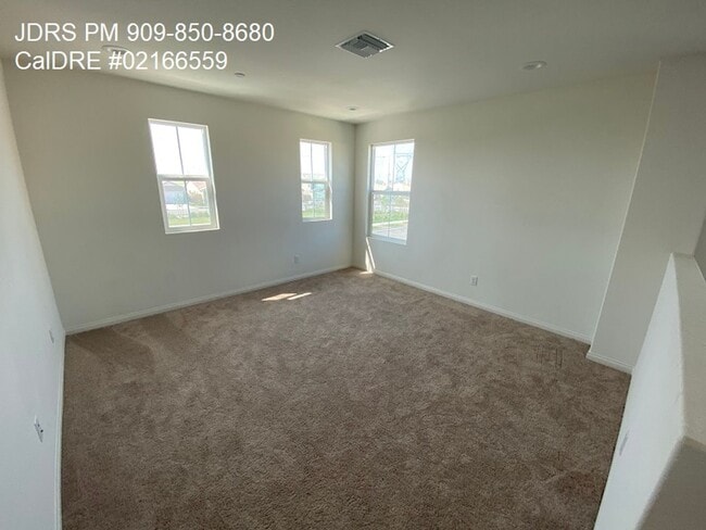 Building Photo - Ontario 4 Bedroom Home