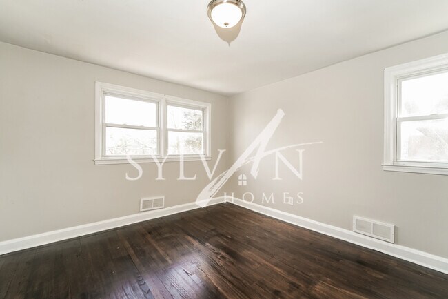 Building Photo - Updated 3 bedroom end unit townhome!