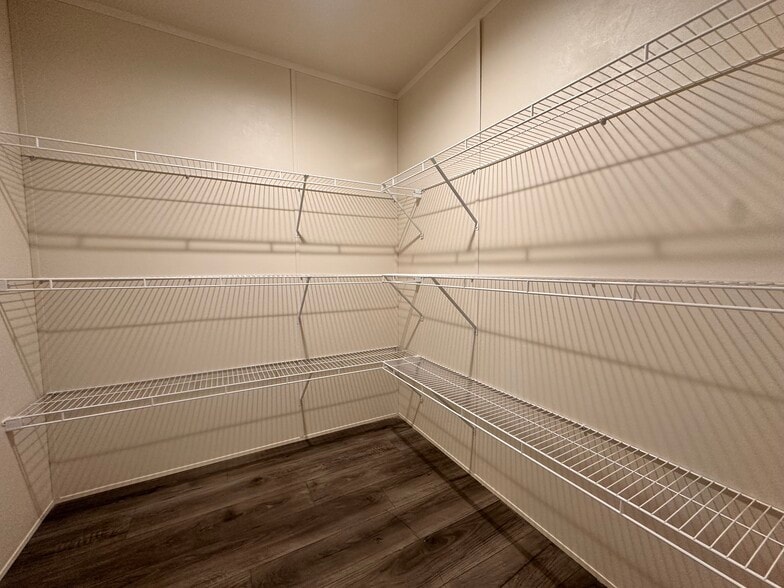 Building Photo - 8 Bing St N