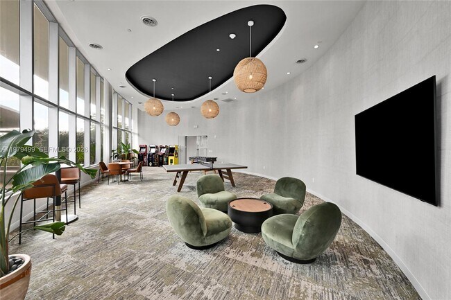 Building Photo - 700 NE 24th St