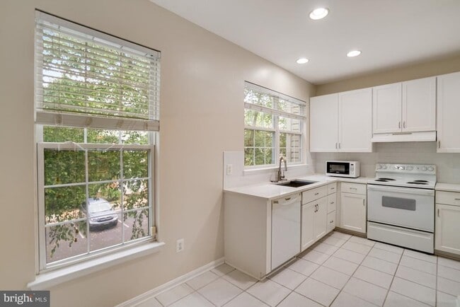 Building Photo - 6490 Tayack Pl
