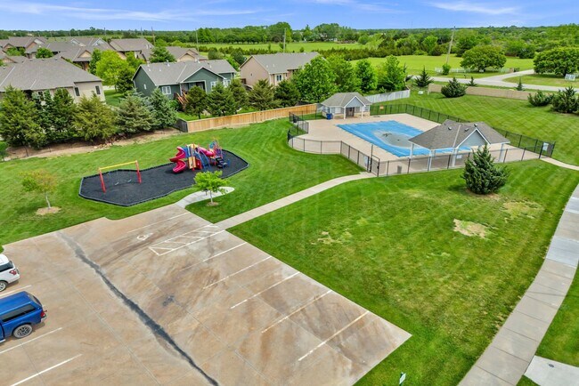 Building Photo - Luxury Home - Month-to-Month or 6-month Le...