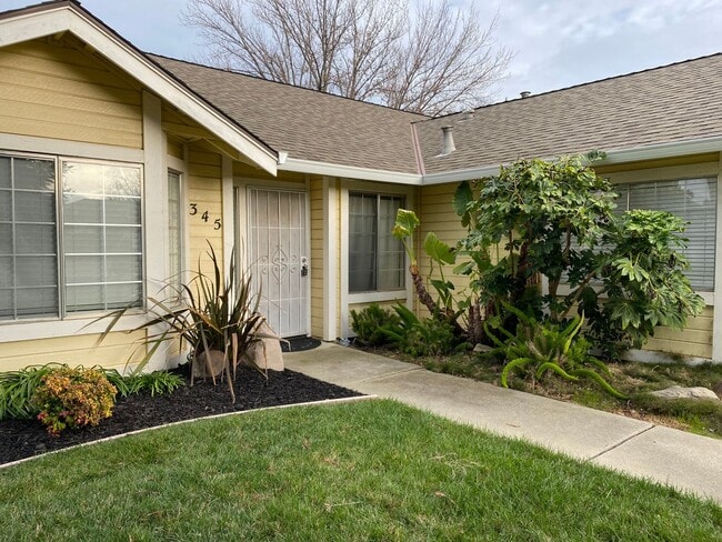 Building Photo - 6 MONTH LEASE - 3 Bedroom / 2 Bath Great C...