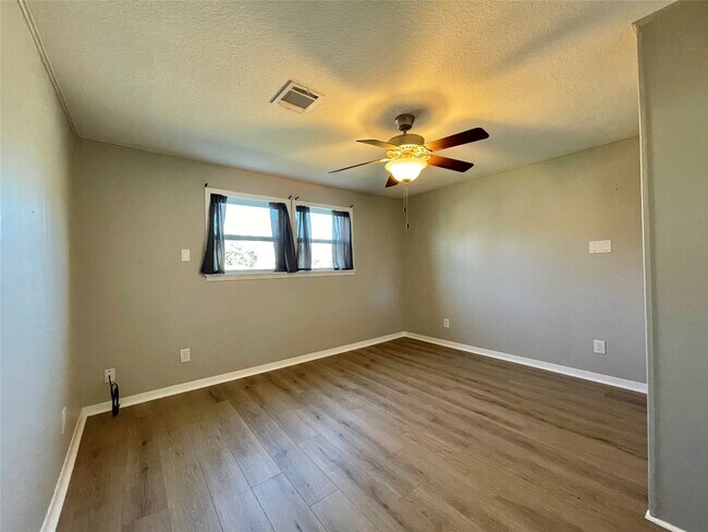 Building Photo - 817 N Valderas St