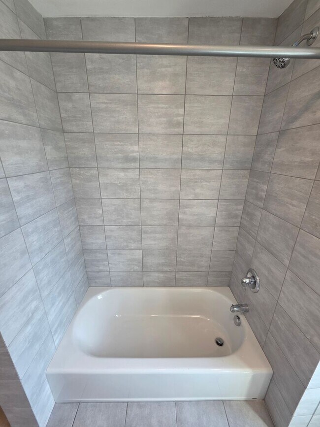 Building Photo - Newly Renovated 1 Bedroom Apartment - Poug...