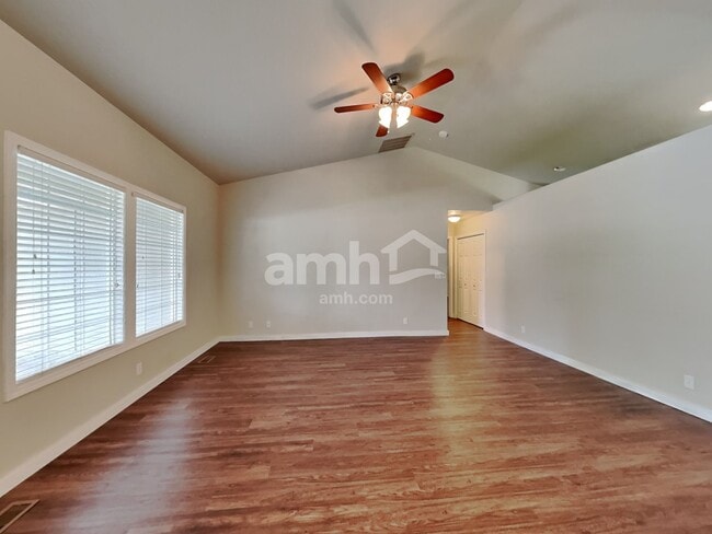 Building Photo - 257 S Delphinium Ave