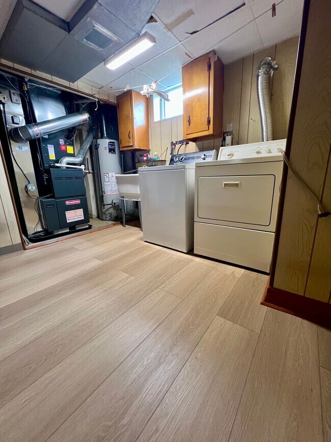 Building Photo - Gorgeous 3-Bedroom Townhome with One-Car Garage in Roxborough! Available NOW!