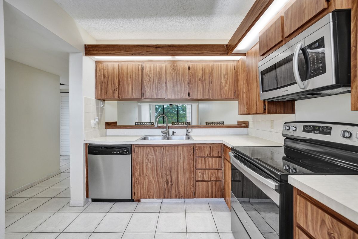 Building Photo - 1502 Whitehall Dr