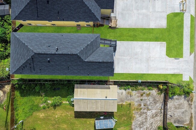 Building Photo - 1078 St Clair St