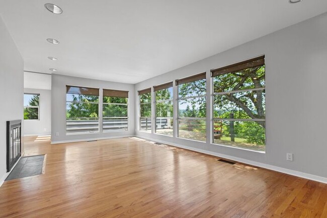 Building Photo - Classic Mid-Century Modern Air Conditioned...