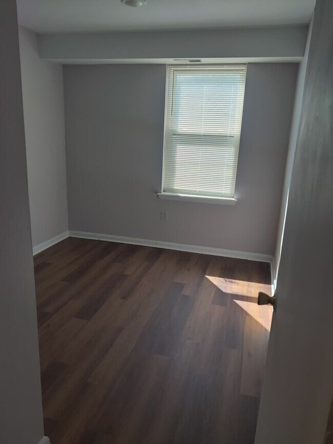 Building Photo - 883 N 42nd St