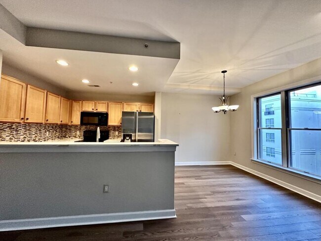 Building Photo - 718 W Trade St