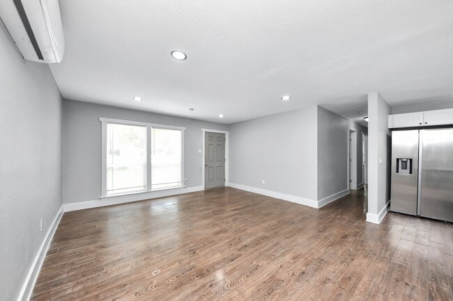 Building Photo - 5738 Kenilwood Dr