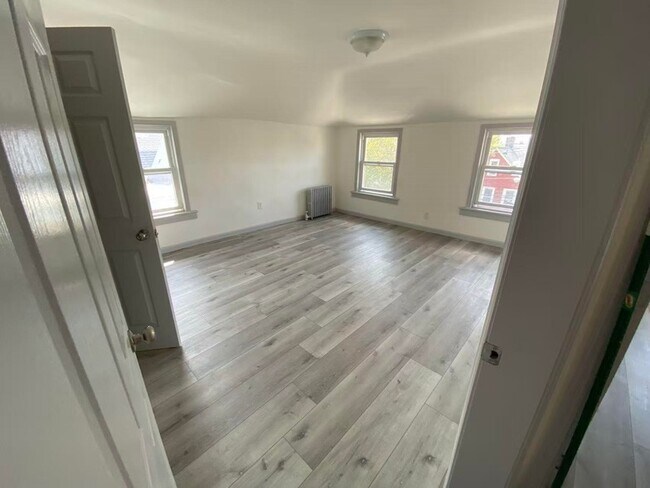 Building Photo - 124 Winfield Ave