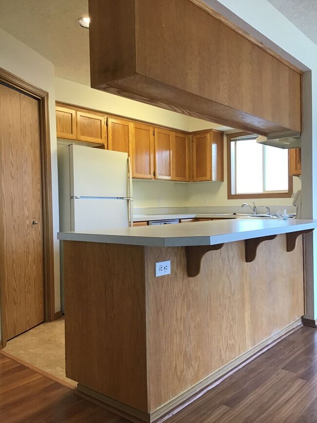 Building Photo - Silverton Duplex #13146