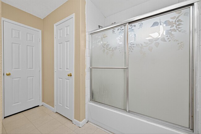 Building Photo - 647 Hollandbridge Ln