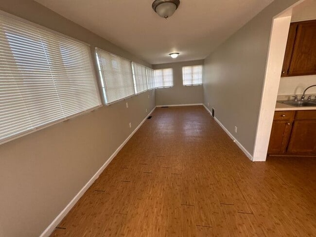 Building Photo - Roomy 4 Bed/1 Bath