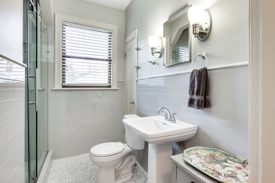hallway full bathroom - 4206 Farrar Ave