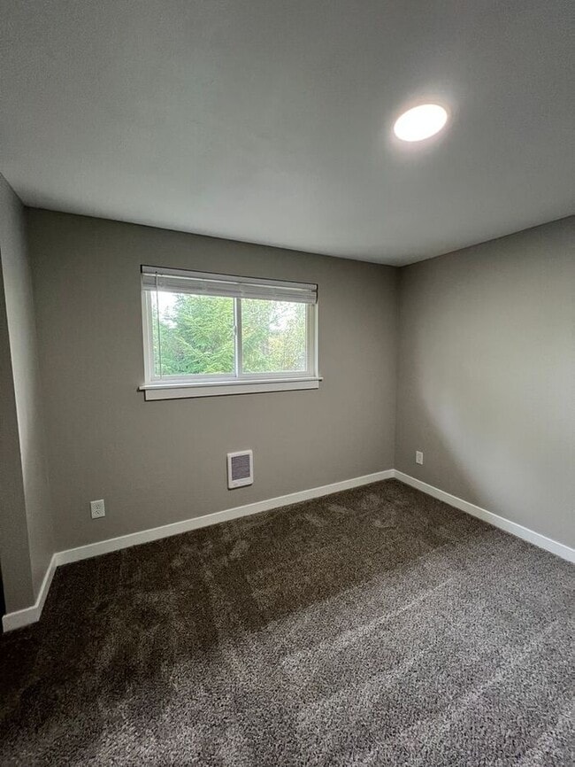 Building Photo - Updated 2BD/1BA Townhome- Move-In Ready Just in Time for Summer!