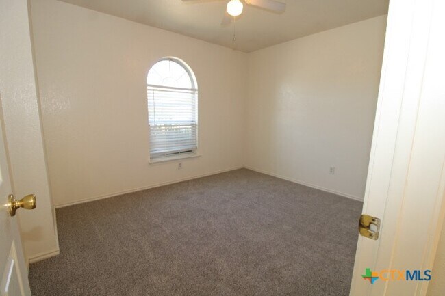 Building Photo - 1407 Saddle Dr