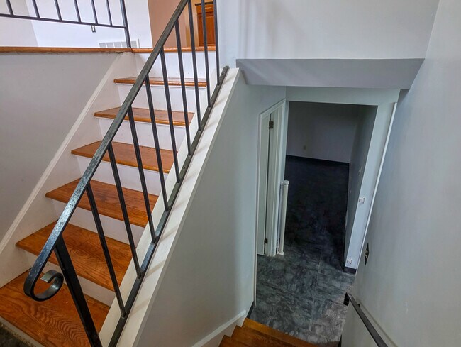 Building Photo - 408 Hazelnut Dr