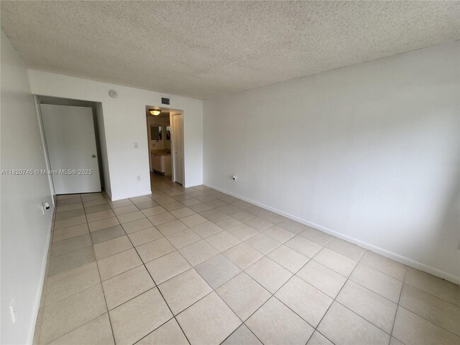 Building Photo - 721 N Pine Island Rd